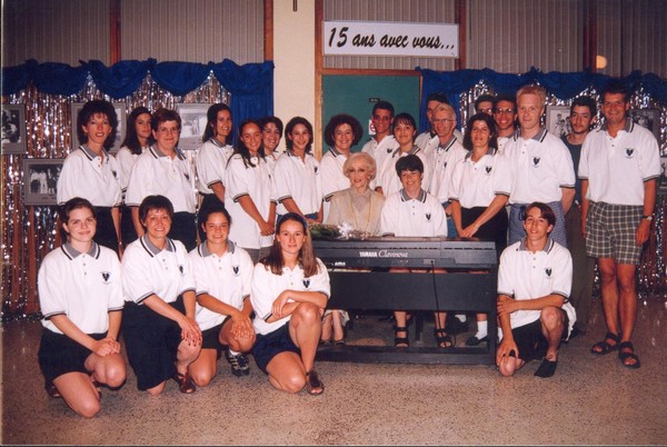 Au centre, Mme Lucille Dumont et Mme Jocelyne Beaulieu directrice musicale en présence de l'équipe des comédiens 1998.